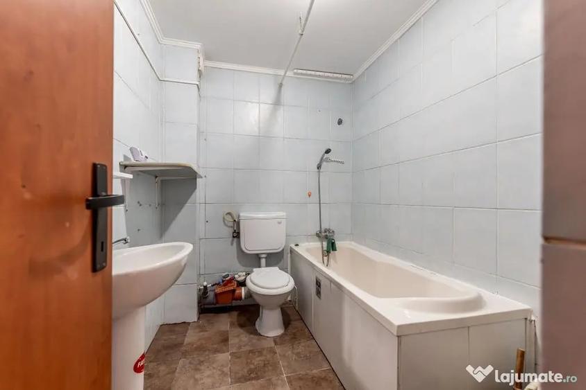 Apartament cu 3 camere semidecomandat în Central