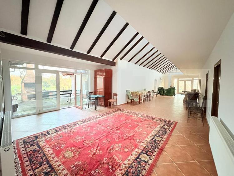 Casă individuală cu 9 camere cu Teren 16351 Mp în Sud-Est