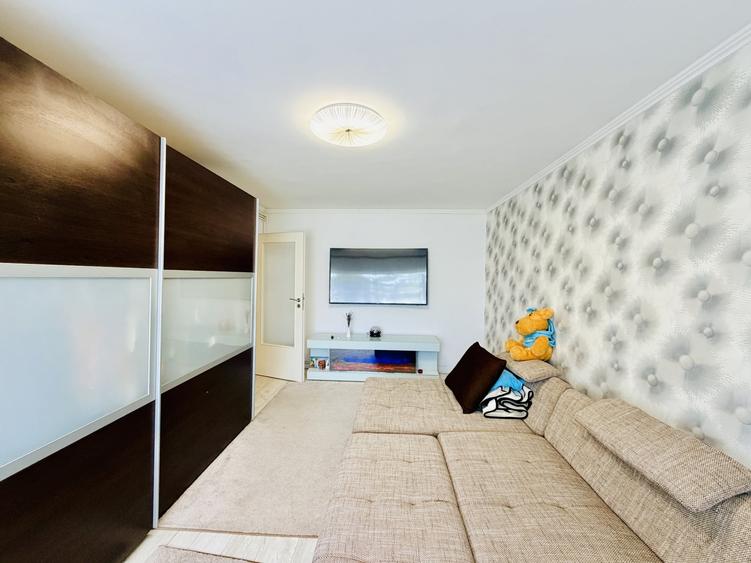 Apartament cu 4 camere semidecomandat, mobilat în Lipovei
