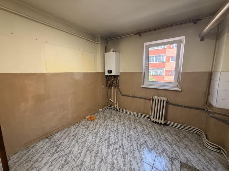 Apartament cu 4 camere decomandat în Cetate