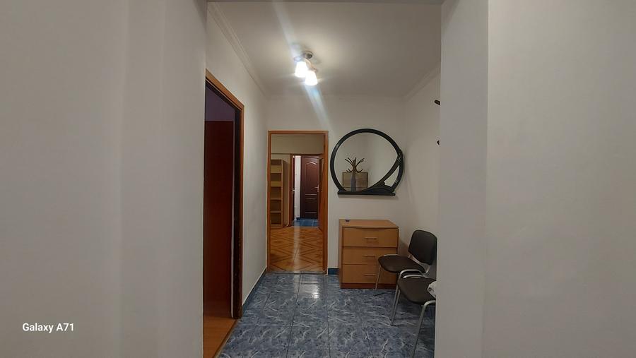 Apartament cu 3 camere semidecomandat, mobilat în Drumul Taberei
