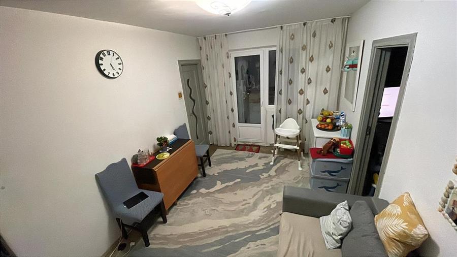 Apartament cu 3 camere semidecomandat în Tătărași