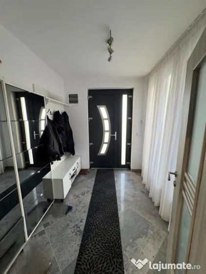 Casă cu 7 camere cu Teren 670 Mp în Săsar
