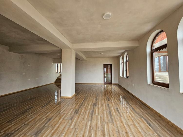 Spațiu comercial, de 150 mp, în Buntești