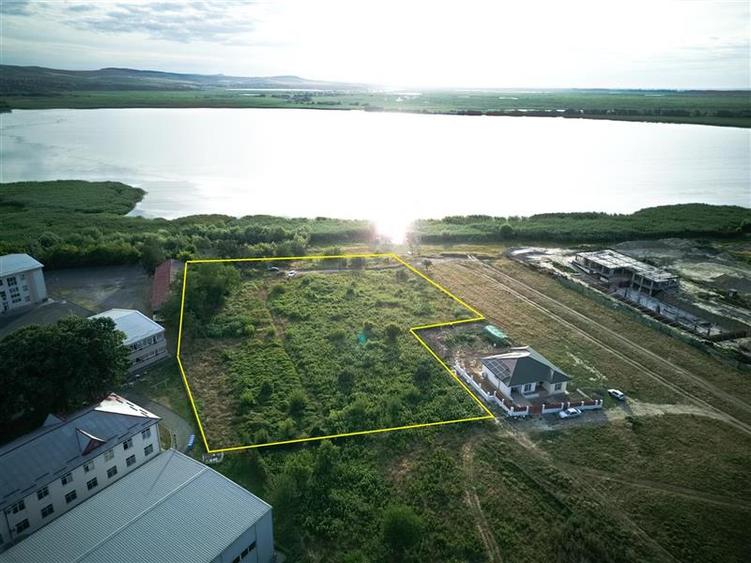 Teren Construcții intravilan de 9000 mp, în Vest