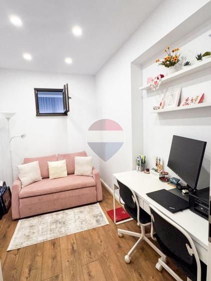 Apartament cu 4 camere decomandat în Periferie