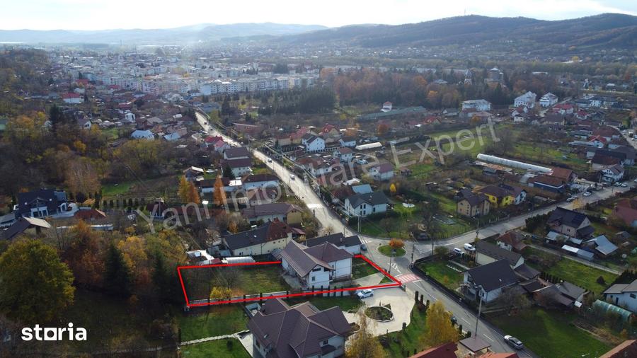 Casă cu 8 camere cu Teren 1500 Mp în Central