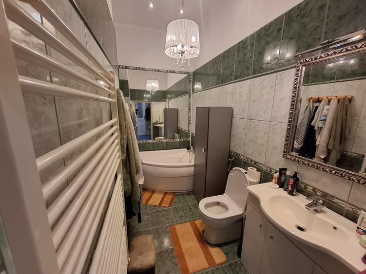 Apartament cu 3 camere semidecomandat în Central