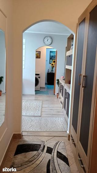 Apartament cu 3 camere semidecomandat, mobilat în Central