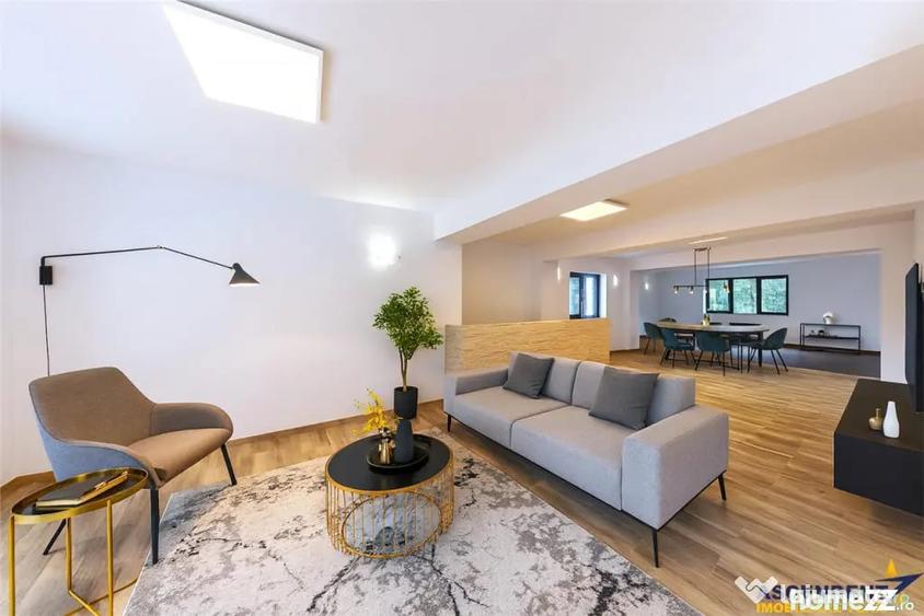 Casă cu 9 camere cu Teren 843 Mp în Central