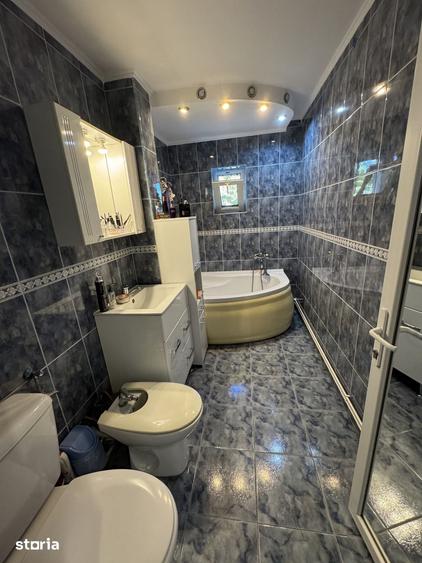 Apartament cu 4 camere decomandat în Micro 16