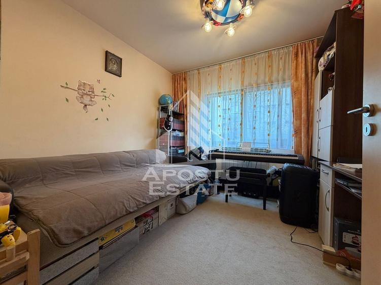 Apartament cu 3 camere semidecomandat, mobilat în Girocului