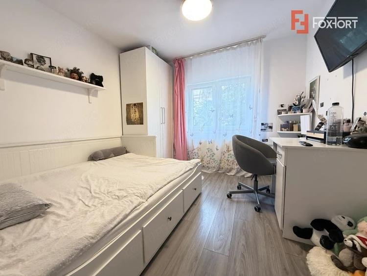 Apartament cu 3 camere semidecomandat în Lipovei