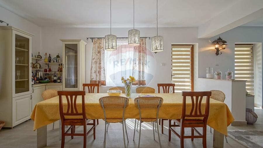 Casă individuală cu 10 camere cu Teren 2789 Mp în Glăjărie
