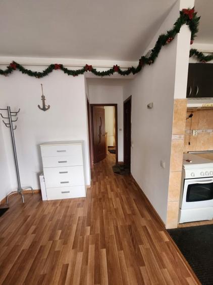 Apartament cu 3 camere semidecomandat, mobilat în Florești