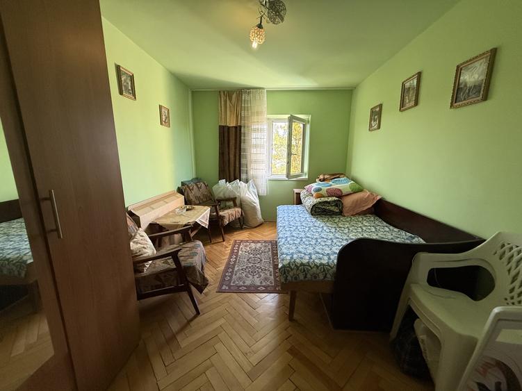 Apartament cu 3 camere semidecomandat, mobilat în Dâmbovița