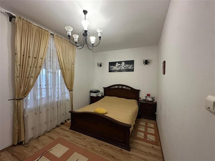 Casă individuală cu 8 camere cu Teren 1000 Mp în Bucium