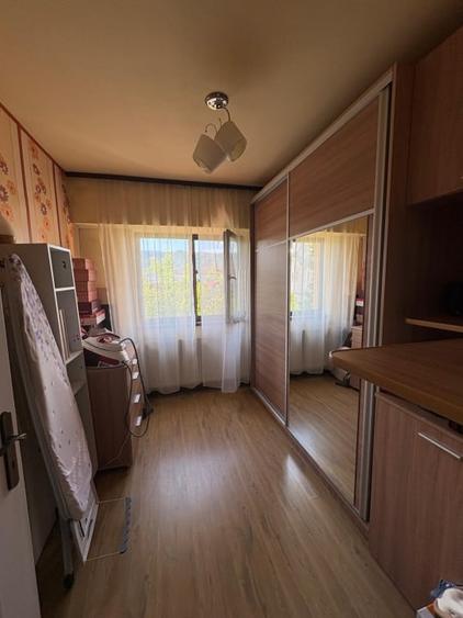 Apartament cu 4 camere decomandat, mobilat în Traian