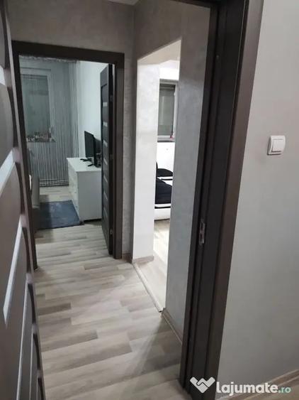 Apartament cu 3 camere semidecomandat în Micro 17