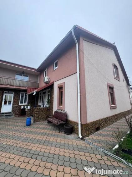 Casă cu 8 camere cu Teren 700 Mp în Rădăuți