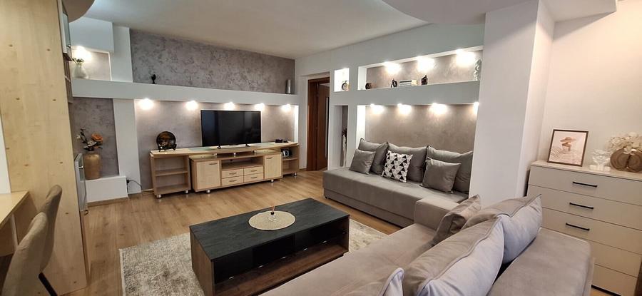 Apartament cu 3 camere semidecomandat în Pajura