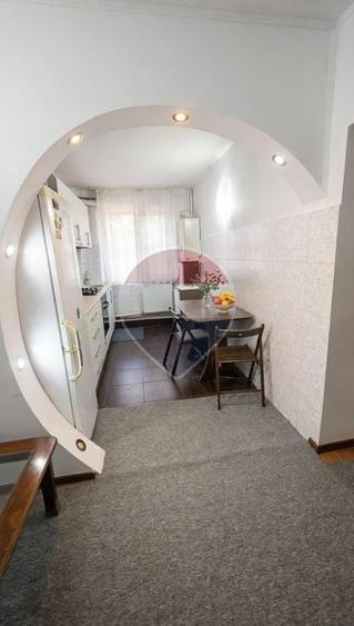 Apartament cu 3 camere decomandat, mobilat în Podu Roș