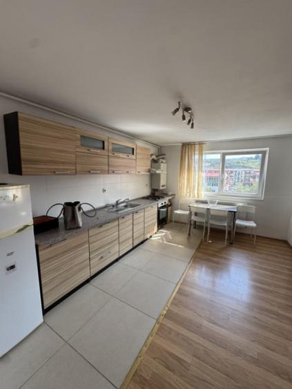 Apartament cu 3 camere semidecomandat în Florești