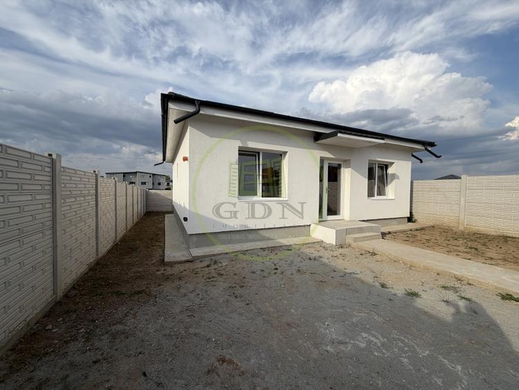 Casă individuală cu 3 camere cu Canalizare în Preajba