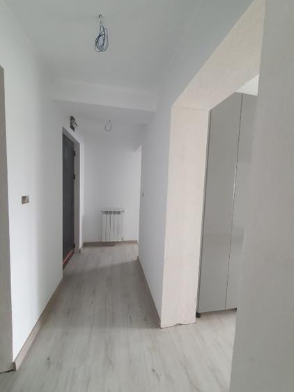 Apartament cu 3 camere semidecomandat în Exterior Sud