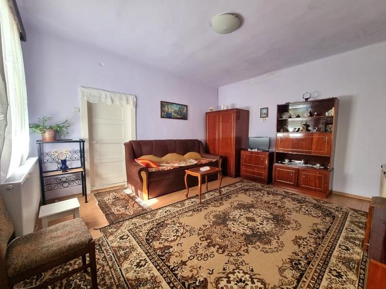 Casă individuală cu 4 camere cu Teren 7567 Mp în Central
