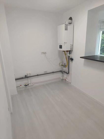 Apartament cu 3 camere semidecomandat în Berceni