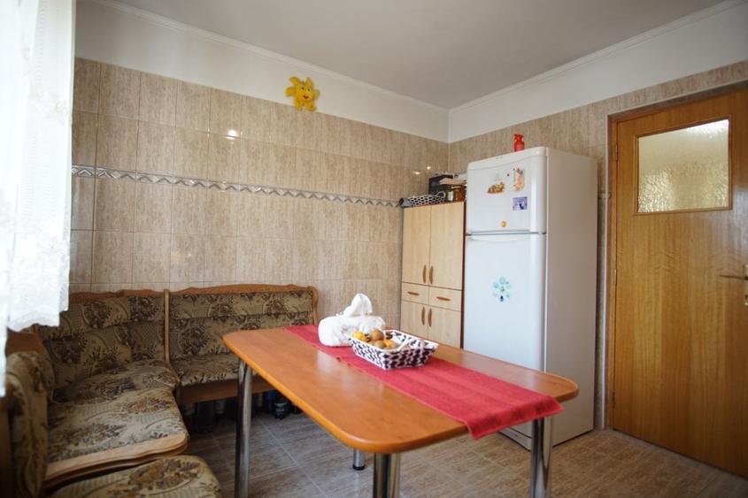 Apartament cu 3 camere decomandat, mobilat în Vitan Mall