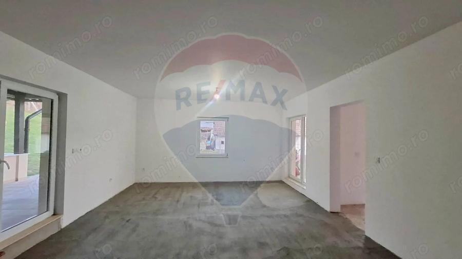 Casă cu Teren 800 Mp în Gălățeni
