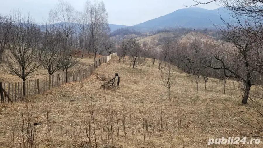 Teren de 2100 mp, în Podul Vadului