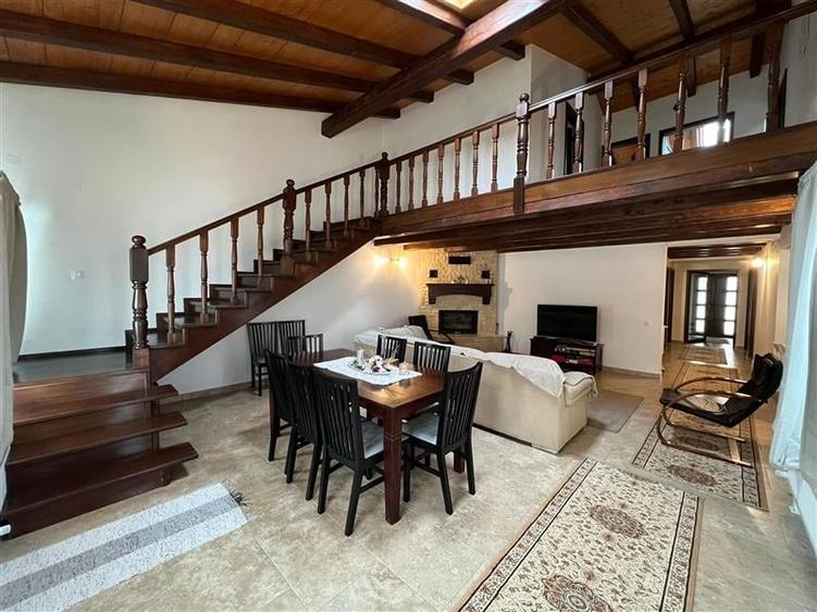 Casă individuală cu 6 camere cu Teren 46000 Mp în Herghelia