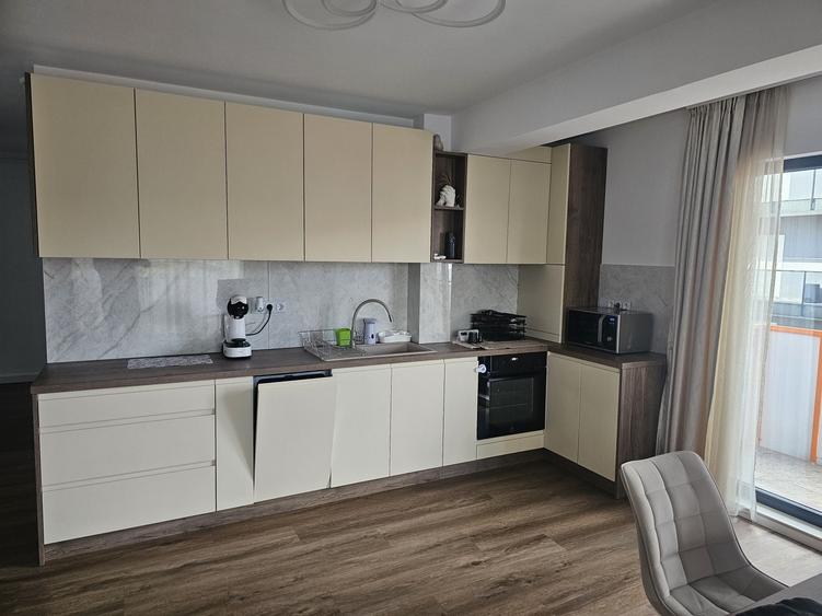 Apartament cu 3 camere semidecomandat în Florești