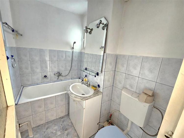 Apartament cu 3 camere decomandat în Astra