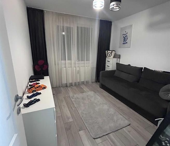 Apartament cu 3 camere decomandat în Titan