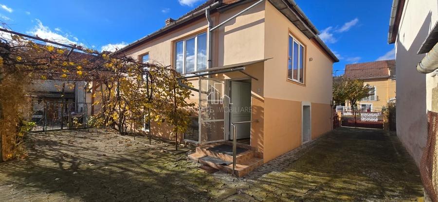 Casă individuală cu 4 camere cu Canalizare în Central