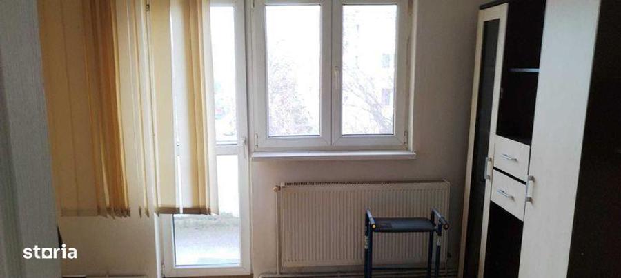 Apartament cu 4 camere decomandat în Drumul Taberei