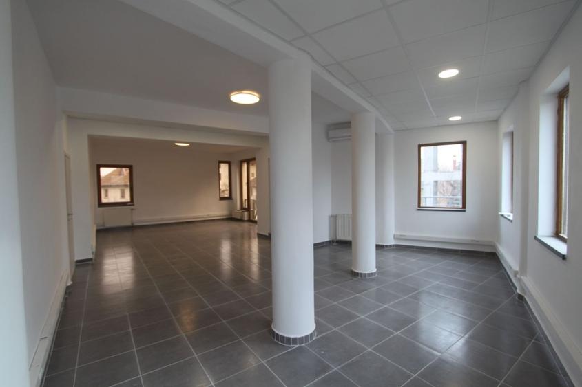 Birou, de 205 mp, în Sud