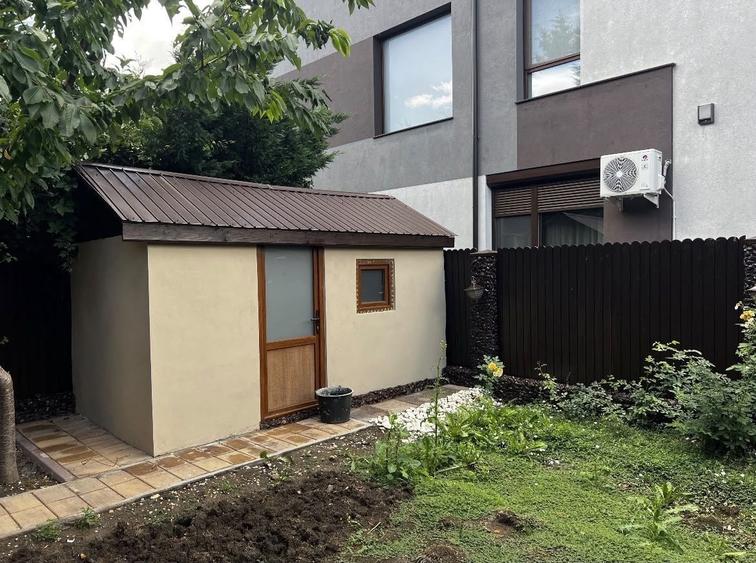 Casă individuală cu 7 camere cu Canalizare în Central