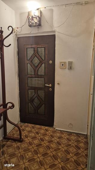 Apartament cu 3 camere semidecomandat în Tractorul