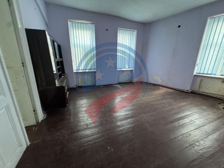 Casă individuală cu 6 camere cu Canalizare în Central