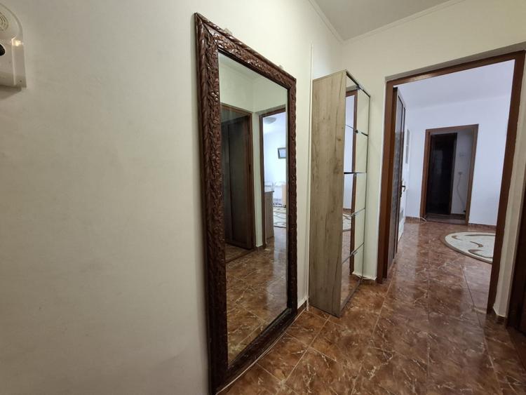 Apartament cu 3 camere semidecomandat, mobilat în Tomis Nord