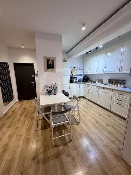 Apartament cu 2 camere semidecomandat, mobilat în Central