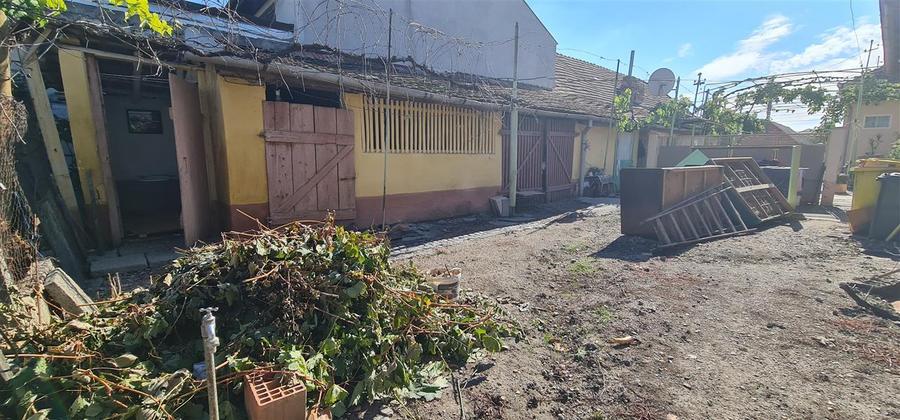 Casă individuală cu 8 camere cu Canalizare în Micălaca