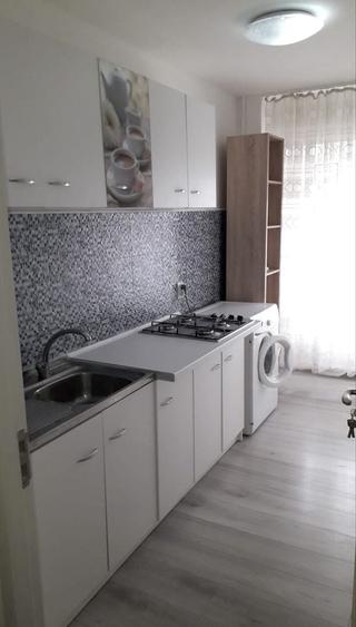 Garsonieră decomandată în Tei
