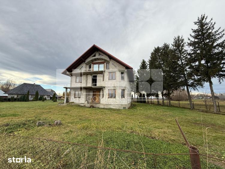 Casă cu 8 camere cu Teren 1674 Mp în Vicovu de Sus