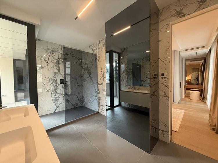 Apartament cu 4 camere decomandat în Primăverii